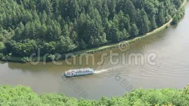 查看萨尔河环路旁边的梅特拉克在萨尔德国。 游船在河上行驶
